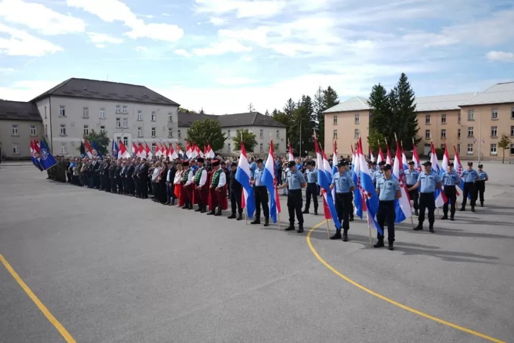 (FOTOGALERIJA) Prigodan program uz mimohod ulicama grada povodom Dana branitelja Požeško-slavonske županije