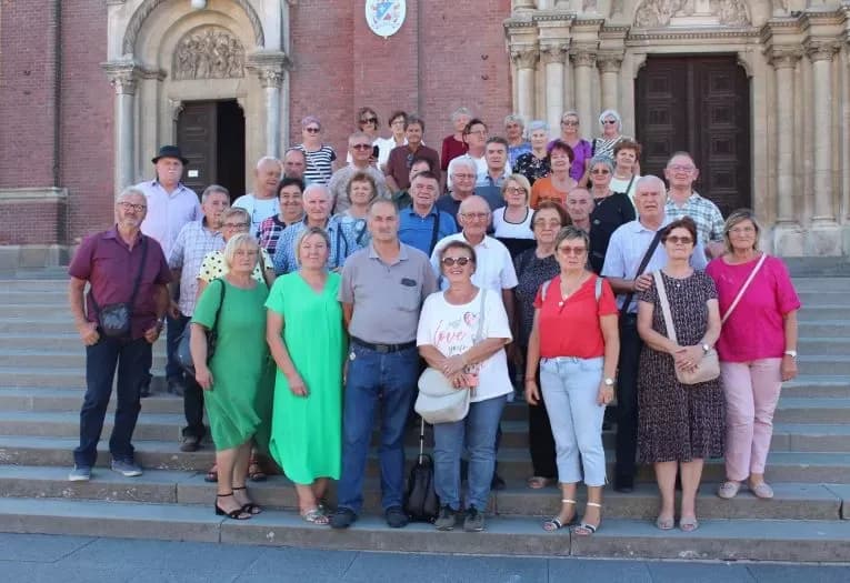 [FOTO] Pleternički umirovljenici prisustvovali  mimohodu na „Vinkovačkim jesenima“ te posjetili Đakovo-srce Slavonije