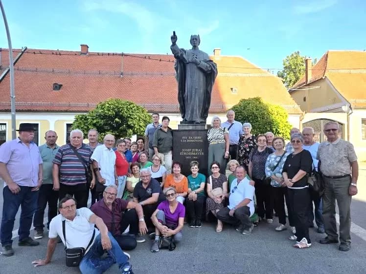 [FOTO] Pleternički umirovljenici prisustvovali  mimohodu na „Vinkovačkim jesenima“ te posjetili Đakovo-srce Slavonije
