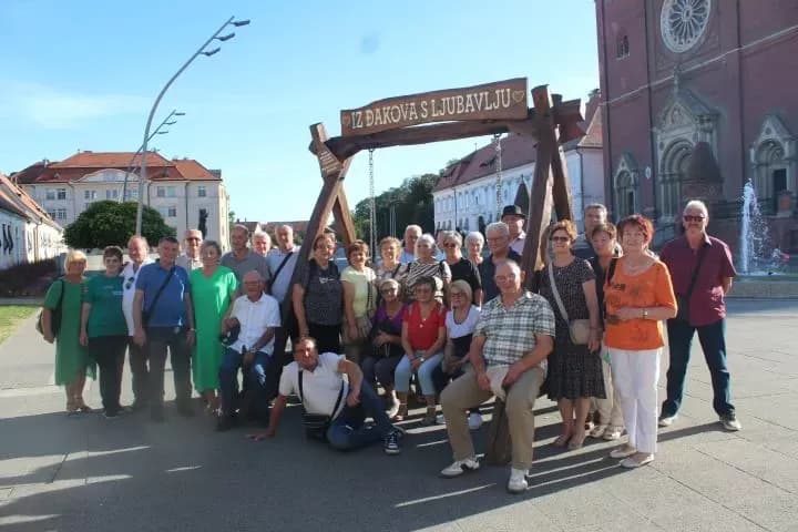 [FOTO] Pleternički umirovljenici prisustvovali  mimohodu na „Vinkovačkim jesenima“ te posjetili Đakovo-srce Slavonije