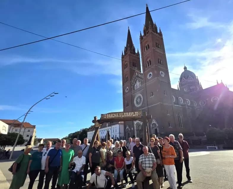 [FOTO] Pleternički umirovljenici prisustvovali  mimohodu na „Vinkovačkim jesenima“ te posjetili Đakovo-srce Slavonije