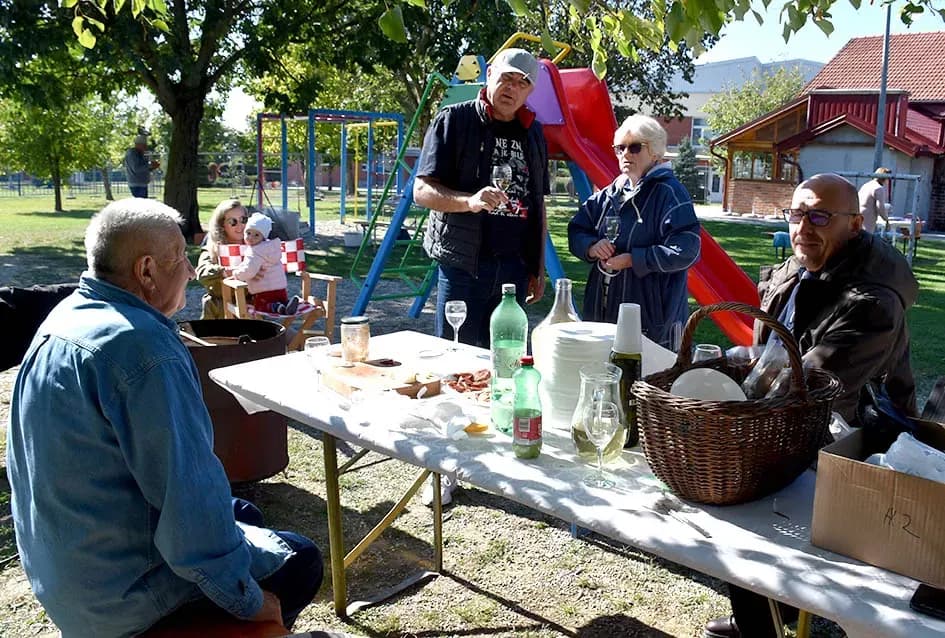 [FOTOGALERIJA] Željko Rodić  skuhao najbolji kotlić na 14. kaptolačkoj pudarijadi