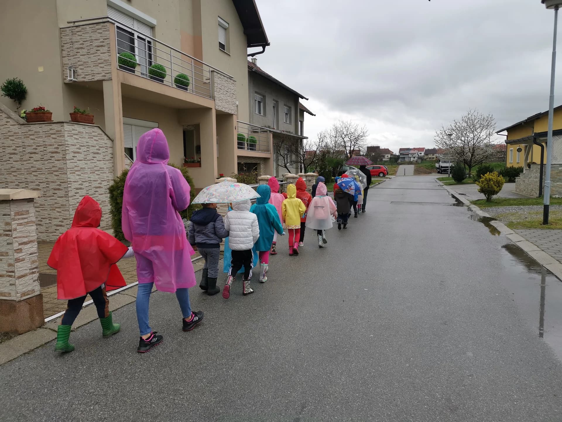 Kiša pada, trava raste: Mališani i odgojitelji Cvjetne livade znaju da je šetnja po kiši najslađa