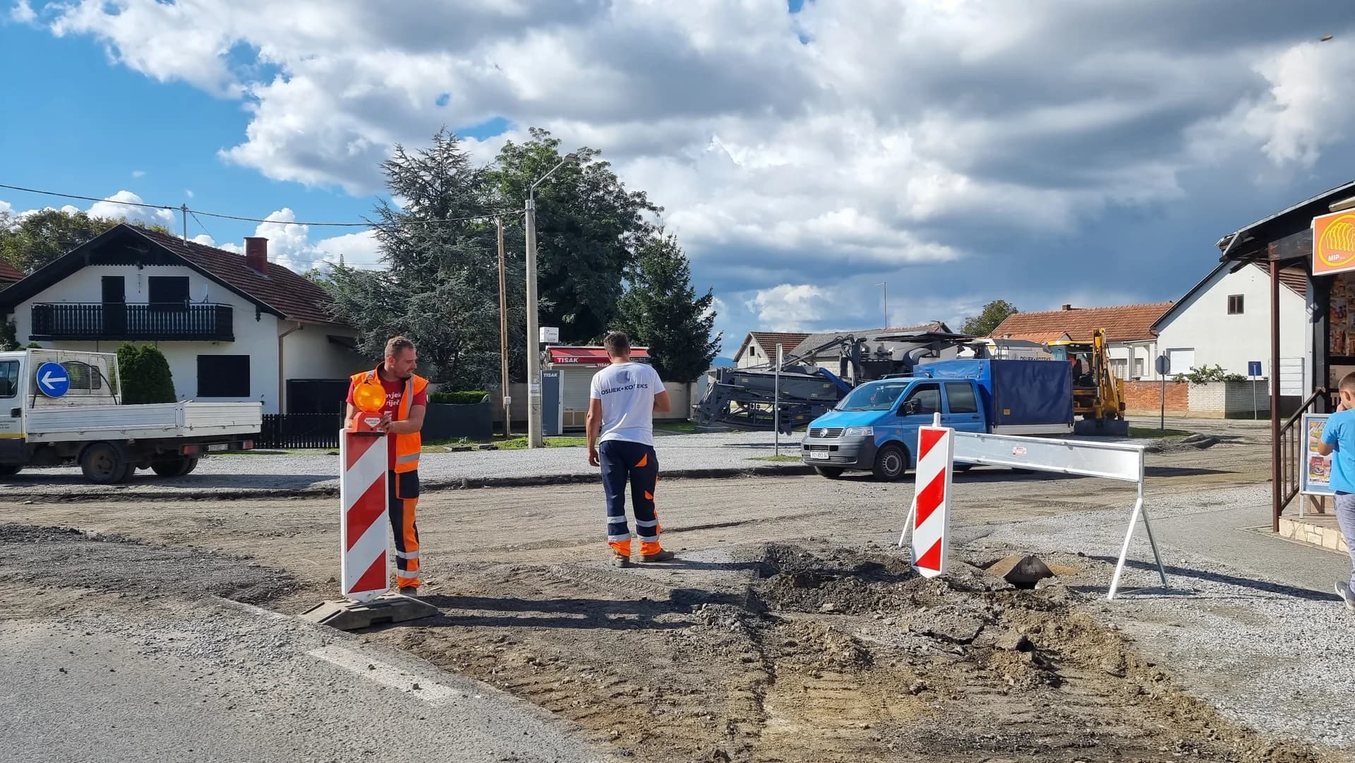 Krenuli radovi na izgradnji kružnog toka u Jakšiću /FOTO/
