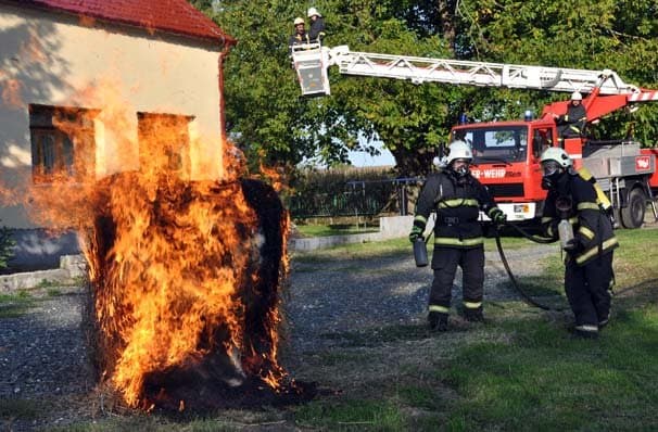 Pokazna vatrogasna vježba povodom 90. obljetnice vatrogastva u Sesvetama /FOTOGALERIJA/