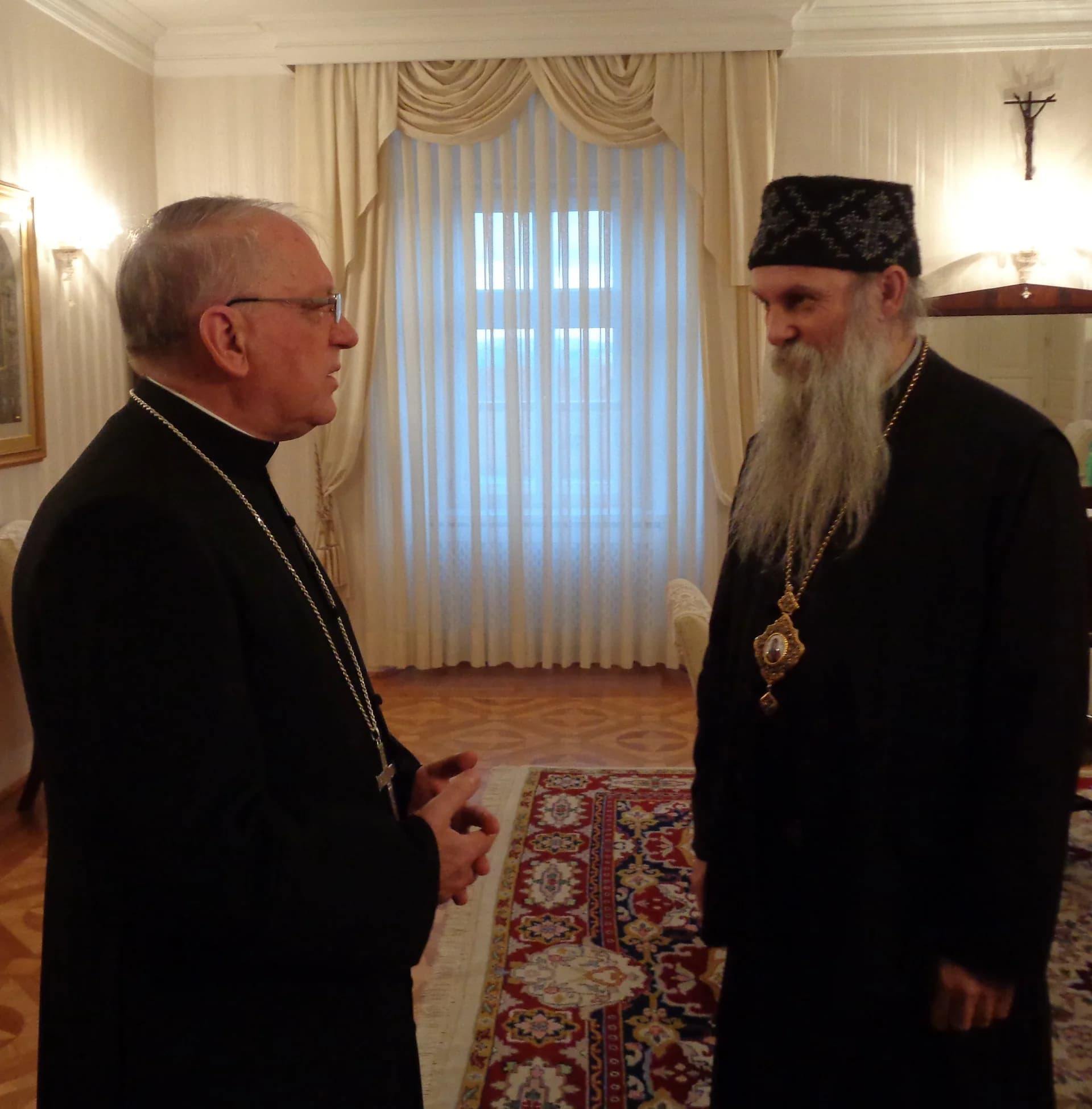 Prvi susret biskupa Antun Škvorčević i pakračko-slavonskog episkopa Jovana Ćulibrka po završetku rada Mješovite komisije o bl. Alojziju Stepincu